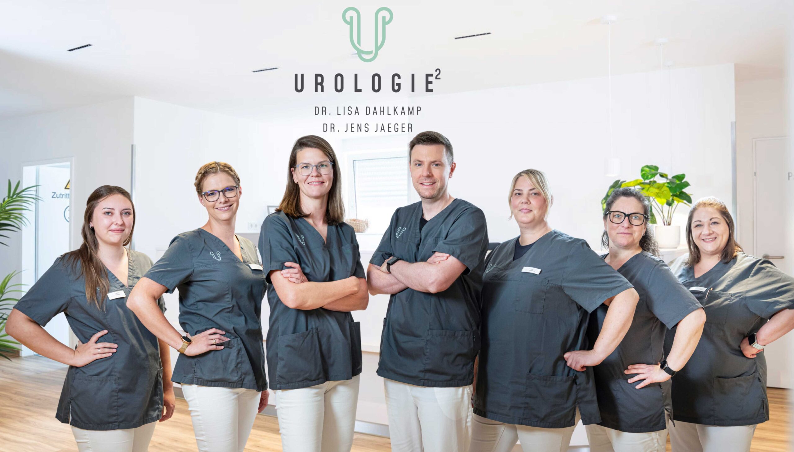 Das Team der Urologie² Hamm vor dem Praxislogo: Dr. Lisa Dahlkamp, Dr. Jens Jaeger und fünf Medizinische Fachangestellte